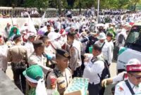 1761803159728-polisi-membagikan-air-mineral-dan-roti-kepada-guru-pendemo-di-monas-1761799208876_169