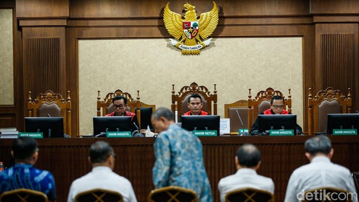 1761824780324-potret-5-bos-perusahaan-divonis-4-tahun-penjara-dalam-kasus-korupsi-impor-gula-1761820572019_169