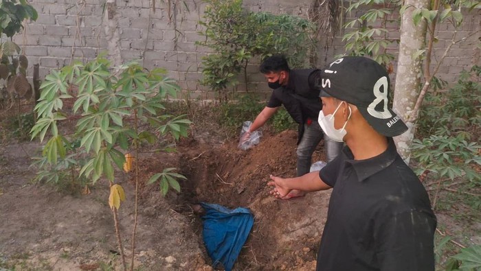 1761824829104-penampakan-kuburan-pria-yang-tewas-terbungkus-terpal-di-kabupaten-siak-riau-1761754162360_169