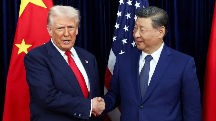 1761824872082-donald-trump-berjabat-tangan-dengan-xi-jinping-saat-mereka-bertemu-untuk-pembicaraan-perdagangan-1761821940884_169