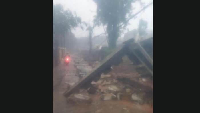 1761824915455-tembok-pembatas-tempat-pemakaman-umum-tpu-jeruk-purut-jakarta-selatan-roboh-usai-hujan-deras-mengguyur-screenshot-video-viral-1761820479263_169