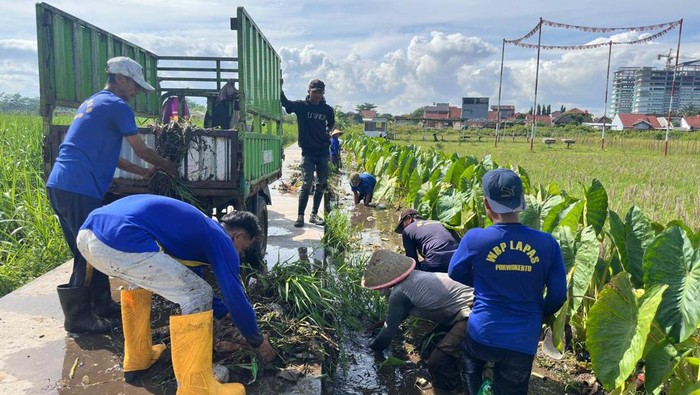 1761846219661-petugas-warga-binaan-lapas-purwokerto-kerja-bakti-1761843799208_169