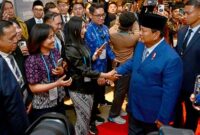 1761846235424-presiden-prabowo-disambut-diaspora-indonesia-saat-tiba-di-korsel-1761842510930_169