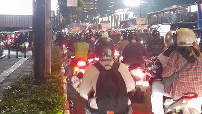 1761846267738-macet-di-jakarta-malam-ini-kamis-30102025-1761841484487_169