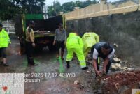 1761846438776-tembok-pembatas-tpu-jeruk-purut-jakarta-selatan-roboh-sore-tadi-tembok-roboh-akibat-hujan-mengguyur-wilayah-jakarta-dok-istime-1761836411268_169