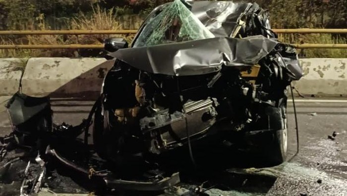 1761866665952-mobil-ringsek-akibat-kecelakaan-di-cengkerang-jakbar-1761865240501_169