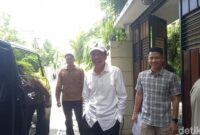 1761866687930-jokowi-memakai-topi-berinisial-j-saat-keluar-rumah-kamis-30102025-1761815546261_169