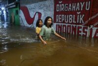 1761866747927-penampakan-banjir-rendam-petogogan-jaksel-1761845688476_169