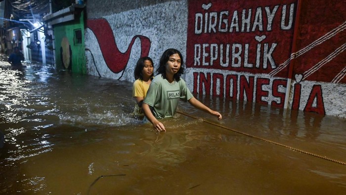 1761866747927-penampakan-banjir-rendam-petogogan-jaksel-1761845688476_169