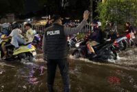 1761866753624-kapolsek-mampang-turun-atur-lalin-akibat-banjir-di-jalan-tendean-1761844496769_169