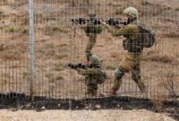 1761889818271-tentara-israel-berjaga-saat-sirene-berbunyi-ketika-serangan-roket-dilancarkan-dari-jalur-gaza-menuju-ke-dekat-sderot_169