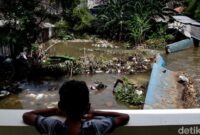 1761889834703-tanggul-baswedan-jebol-jati-padang-jaksel-terendam-banjir-1761885315371_169