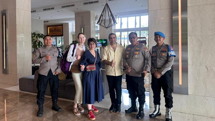 1761889877792-wna-asal-rusia-mengapresiasi-pelayanan-cepat-polres-kepulauan-seribu-saat-lapor-kehilangan-ponsel-1761885132004_169