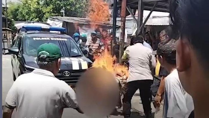 1761889883534-tangkapan-layar-video-viral-maling-motor-dibakar-massa-di-surabaya-1761828746476_169
