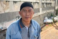 1761889904922-salah-satu-keluarga-yang-makamnya-terdampak-tembok-pembatas-roboh-di-tpu-jeruk-purut-fadildetikcom-1761884347607_169