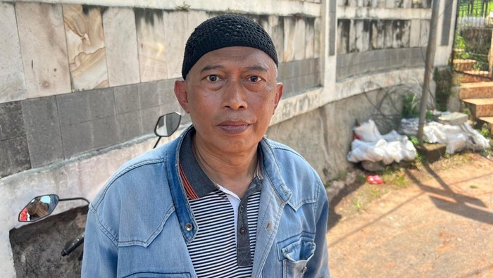 1761889904922-salah-satu-keluarga-yang-makamnya-terdampak-tembok-pembatas-roboh-di-tpu-jeruk-purut-fadildetikcom-1761884347607_169