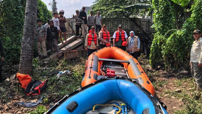 1761911054988-seorang-remaja-berinisial-ma-16-hanyut-di-kali-mampang-jakarta-selatan-jaksel-saat-berenang-bersama-temannya-tim-sar-masih-men-1761908867245_169