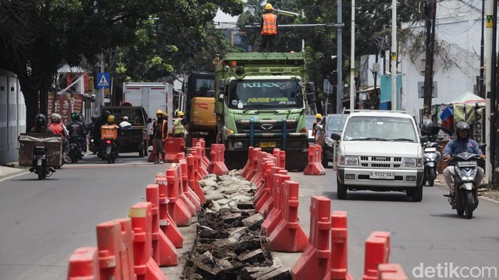 1761911071558-tambah-lagi-proyek-galian-di-jakarta-kini-di-pondok-pinang-1761898587251_169