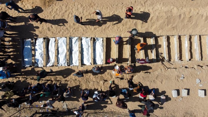 1761911082258-pilu-warga-gaza-makamkan-puluhan-jenazah-tak-dikenal-yang-diserahkan-israel-1761198843183_169