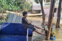 1761911098747-banjir-di-jati-padang-imbas-tanggul-baswedan-jebol-taufiqdetikcom-1761907551431_169