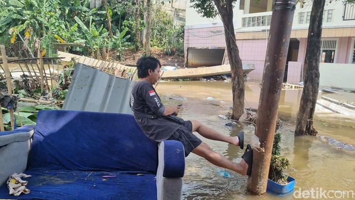 1761911098747-banjir-di-jati-padang-imbas-tanggul-baswedan-jebol-taufiqdetikcom-1761907551431_169