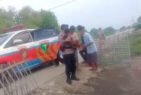 1761911120069-seorang-anak-balita-di-muara-gembong-kabupaten-bekasi-mengalami-sakit-hernia-polisi-mengevakuasi-korban-untuk-dioperasi-di-rs--1761907272471_169