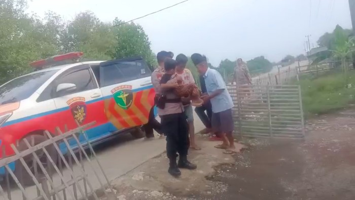 1761911120069-seorang-anak-balita-di-muara-gembong-kabupaten-bekasi-mengalami-sakit-hernia-polisi-mengevakuasi-korban-untuk-dioperasi-di-rs--1761907272471_169