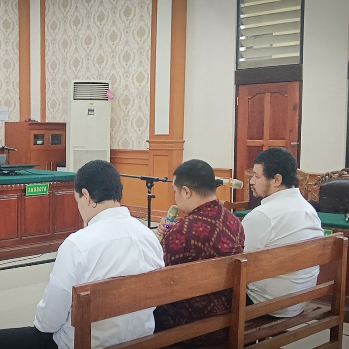 1761911190222-dunia-hari-ini-tiga-warga-australia-di-bali-yang-dituduh-membunuh-mulai-disidang-1761906188504