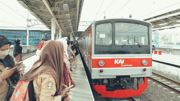 1761911275003-ilustrasi-kereta-rel-listrik-krl-dok-kci-1_169