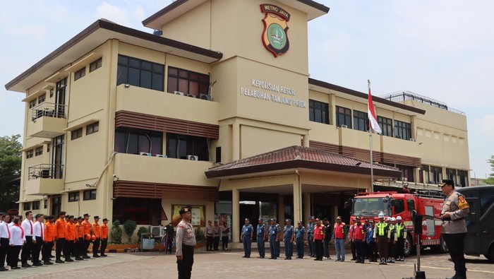 1761932487883-polres-pelabuhan-tanjung-priok-menggelar-apel-kesiapsiagaan-penanggulangan-bencana-alam-1761927856451_169