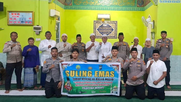 1761932530192-polres-meranti-menggelar-program-subuh-keliling-ke-masjid-masjid-suling-emas-untuk-menyampaikan-pesan-kamtibmas-kepada-masyara-1761926438103_169
