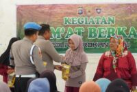 1761932556991-polres-rohul-turun-menyapa-warga-dan-memberikan-bansos-lewat-jumat-curhat-1761925588410_169