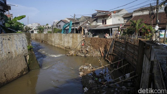 1761975692888-penampakan-tanggul-jebol-yang-bikin-pondok-kacang-permai-kebanjiran-1761966797779_169