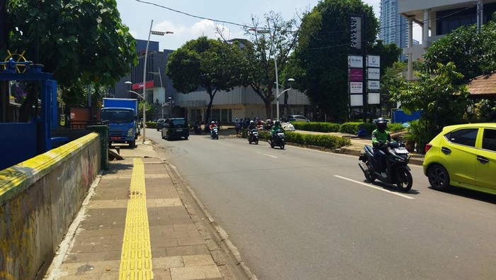 1761975752444-jalan-kemang-raya-jakarta-selatan-usai-dilanda-banjir-1761969107872_169