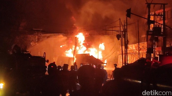 1762039448870-kobaran-api-imbas-terbakarnya-truk-pengangkut-bbm-di-cianjur-sabtu-1112025-malam-1762013355254_169