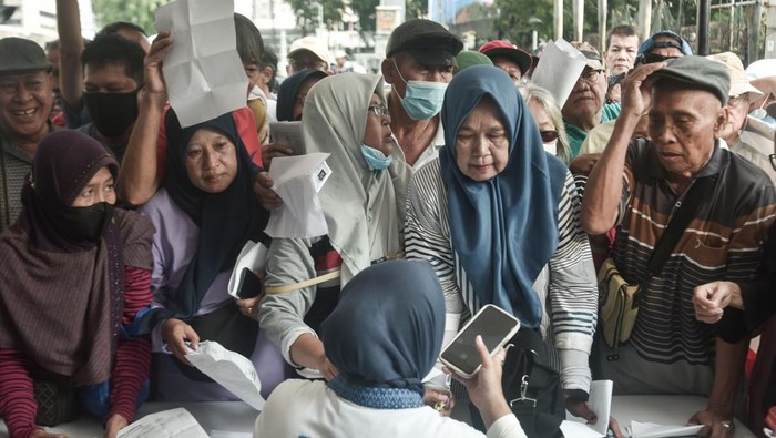 1762061755180-antrean-lansia-ramaikan-hbkb-jakarta-pemprov-buka-pendaftaran-kartu-layanan-gratis-1762056567154_169