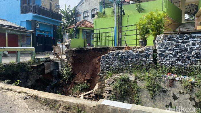 1762061776982-turap-di-depok-longsor-devidetikcom-1762059245025_169