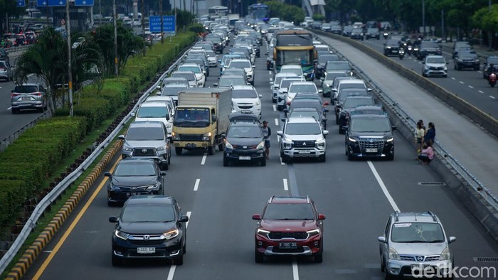 1762083475389-bikin-macet-mobil-ganti-ban-di-tengah-tol-dalam-kota-jakarta-1762078459072_169