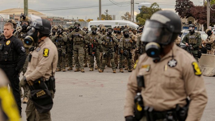 1762105046716-pengunjuk-rasa-kepung-fasilitas-ice-di-chicago-polisi-perketat-penjagaan-1762050413545_169