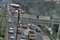 1762148759326-truk-terguling-ke-parit-tol-di-ruas-jakarta-arah-tangerang-dok-travoy-1762146090744