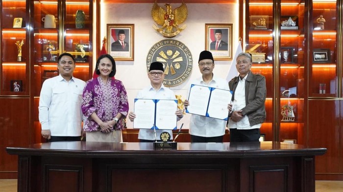 1762170268149-kp2mi-kemensos-kolaborasi-tingkatkan-kualitas-pekerja-pmi-sekolah-rakyat-1762165914246_169