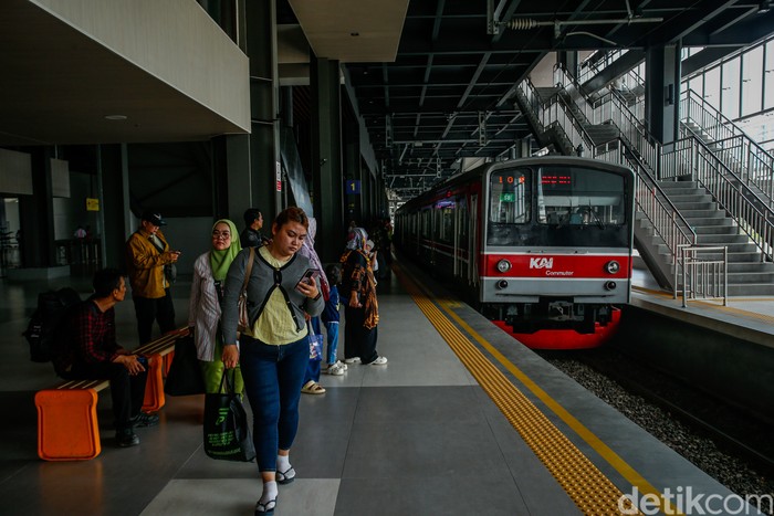 1762170294429-melihat-stasiun-tanah-abang-yang-kini-lebih-modern-1758186161276