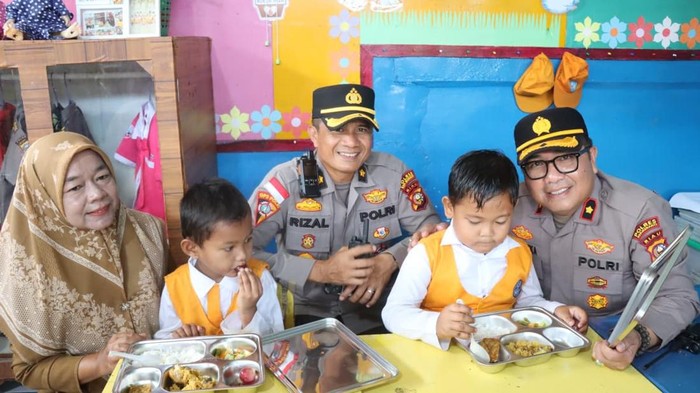 1762191839639-dapur-sppg-polres-kepulauan-meranti-perdana-mendistribusikan-mbg-keapda-84-anak-tk-bahayangkari-1762182216886_169