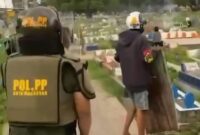 1762212129588-anggota-satpol-pp-makassar-saat-pengamanan-bentrokan-warga-di-pekuburan-beroanging-1762176732084_169