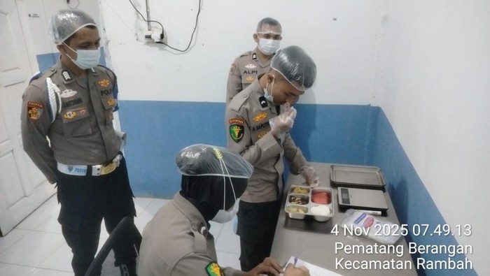 1762235081189-dapur-sppg-polres-rohul-lakukan-uji-organoleptik-menu-mbg-seluruhnya-dinyatakan-laik-konsumsi-1762231908434_169