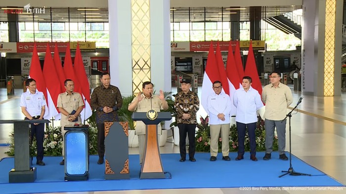 1762235097079-presiden-prabowo-subianto-di-stasiun-tanah-abang-baru-dok-youtube-setpres-1762231653706_169