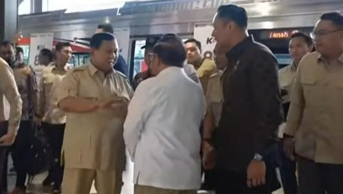 1762235145802-prabowo-tiba-di-stasiun-tanah-abang-baru-dok-youtube-setpres-1762230117619_169