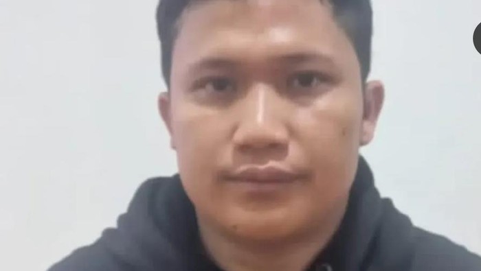 1762256776440-dh-alias-aldo-pelaku-premanisme-di-pasar-jombang-ciputat-tangerang-selatan-tangsel-ditangkap-aldo-masih-diperiksa-intensif-ter-1762254208095_169