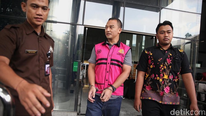 1762257052062-tersangka-korupsi-gading-ramadhan-joedo-diperiksa-di-gedung-kpk-1762247139560_169