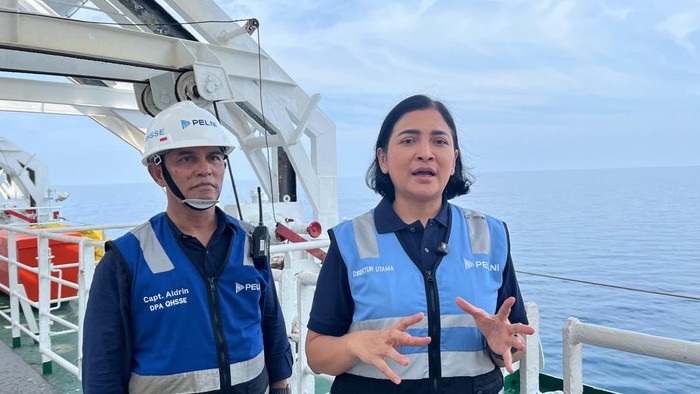 1762257084879-direktur-utama-pelni-tri-andayani-kanan-rumondangdetikcom-1762251860054_169